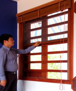 cửa lưới chống muỗi tự cuốn màu vân gỗ